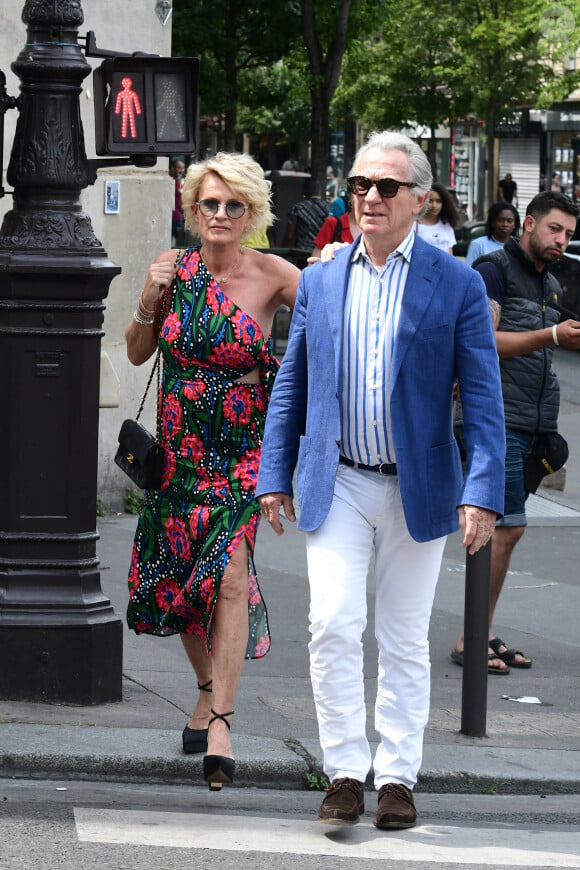 Sophie Davant et son compagnon William Leymergie - Mariage de Claude Lelouch à la mairie du 18ème à Paris. Le 17 juin 2023