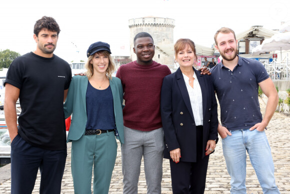 Simon Ehrlacher, Léa François, Boubacar Kabo, Cécilia Hornus, Théo Bertrand au photocall de la série "Plus belle la vie" lors de la 23ème édition du Festival de la Fiction tv de la Rochelle 2021, à La Rochelle, France, le 18 septembre 2021. © Jean-Marc LHomer/Bestimage 