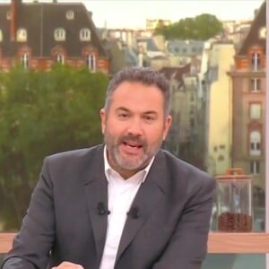 En cette période estivale, Bruce Toussaint a délaissé la présentation de "Bonjour !" sur TF1
Bruce Toussaint sur le plateau de "Bonjour !"