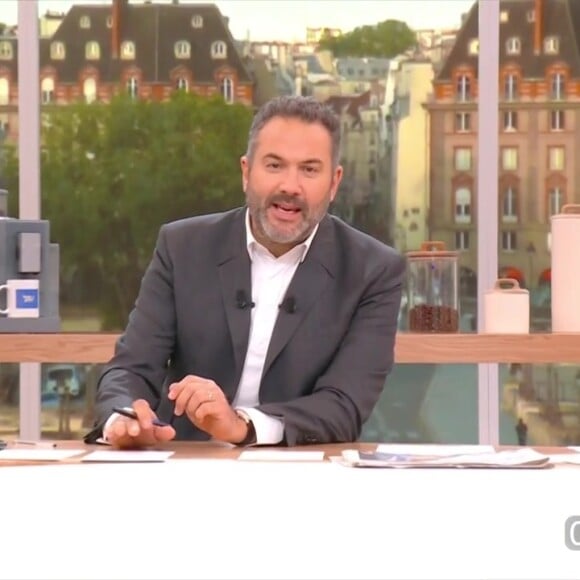 En cette période estivale, Bruce Toussaint a délaissé la présentation de "Bonjour !" sur TF1
Bruce Toussaint sur le plateau de "Bonjour !"