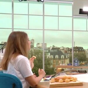 Une dégustation de tarte tropézienne a été organisée sur le plateau de "Bonjour !"
L'équipe de "Bonjour !"