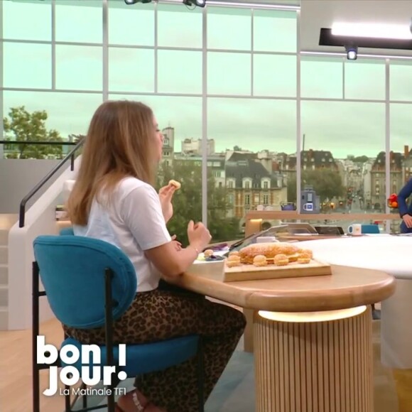 Une dégustation de tarte tropézienne a été organisée sur le plateau de "Bonjour !"
L'équipe de "Bonjour !"