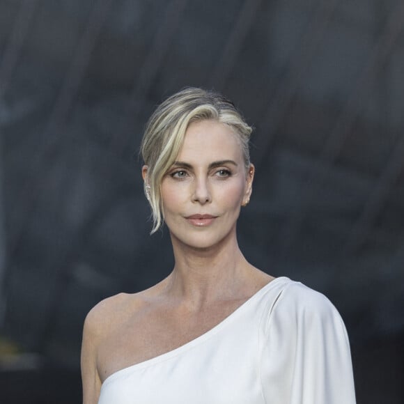 Charlize Theron - Photocall du dîner "Prelude pour les JO" à la Fondation Vuitton à Paris, France, le 25 juillet 2024. © Olivier Borde/Bestimage 