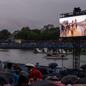 Aya Nakamura, sur un écran, au bord de la Seine, lors de la cérémonie d'ouverture de la 33e Olympiade ou des Jeux olympiques de Paris 2024, vue de la rive droite de la Seine, le 26 juillet 2024. Ammar Abd Rabbo/ABACAPRESS.COM