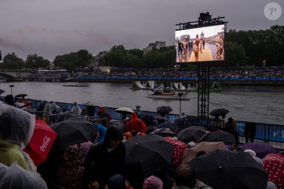 Aya Nakamura, sur un écran, au bord de la Seine, lors de la cérémonie d'ouverture de la 33e Olympiade ou des Jeux olympiques de Paris 2024, vue de la rive droite de la Seine, le 26 juillet 2024. Ammar Abd Rabbo/ABACAPRESS.COM