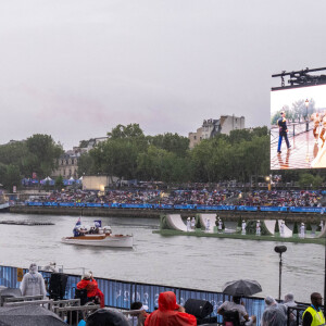 Aya Nakamura, sur un écran, au bord de la Seine, lors de la cérémonie d'ouverture de la 33e Olympiade ou des Jeux olympiques de Paris 2024, vue de la rive droite de la Seine, le 26 juillet 2024. Ammar Abd Rabbo/ABACAPRESS.COM