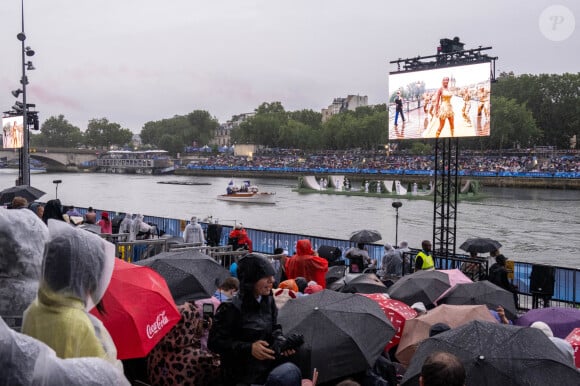 Aya Nakamura, sur un écran, au bord de la Seine, lors de la cérémonie d'ouverture de la 33e Olympiade ou des Jeux olympiques de Paris 2024, vue de la rive droite de la Seine, le 26 juillet 2024. Ammar Abd Rabbo/ABACAPRESS.COM