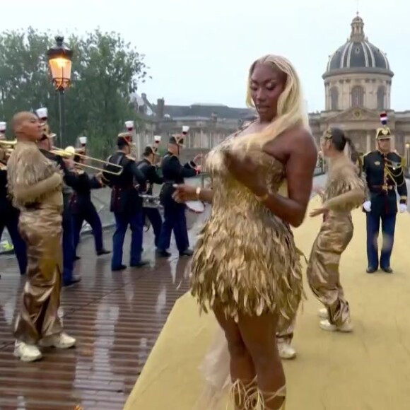 Aya Nakamura a fait sensation en interprétant "Djadja" aux côtés de la Garde républicaine.