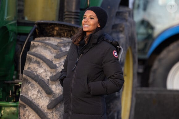 Karine Le Marchand soutient les agriculteurs sur le barrage de l'Autoroute A4 à hauteur de Jossigny en Seine et Marne le 29 Janvier 2024. Comme elle l'avait annoncé la semaine dernière, l'animatrice de l'émission "L'amour est dans le pré", Karine Le Marchand, a amené près de 200 croissants aux agriculteurs sur un barrage sur l'autoroute A4. © Jeremy Melloul - Pierre Perusseau / Bestimage