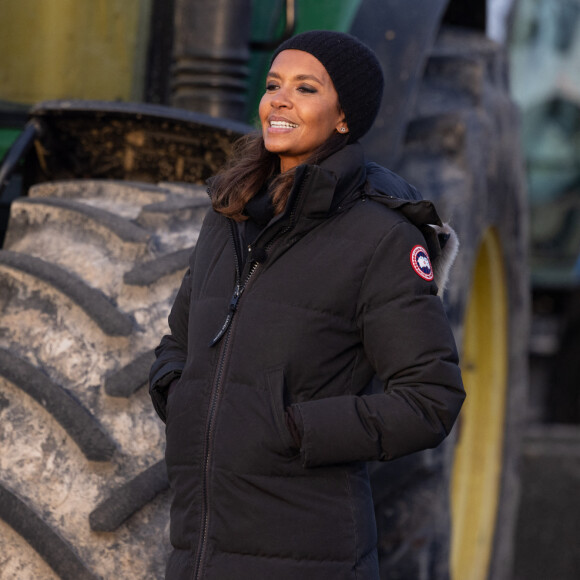 Karine Le Marchand soutient les agriculteurs sur le barrage de l'Autoroute A4 à hauteur de Jossigny en Seine et Marne le 29 Janvier 2024. Comme elle l'avait annoncé la semaine dernière, l'animatrice de l'émission "L'amour est dans le pré", Karine Le Marchand, a amené près de 200 croissants aux agriculteurs sur un barrage sur l'autoroute A4. © Jeremy Melloul - Pierre Perusseau / Bestimage