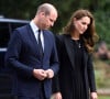 Ils l'ont particulièrement été dans ses derniers jours, quand sa santé déclinait sérieusement
Le prince William, prince de Galles, et Catherine (Kate) Middleton, princesse de Galles regardent les hommages floraux laissés par les membres du public aux portes de Sandringham House à Norfolk, Royaume Uni, le 15 septembre 2022, après la mort de la reine Elisabeth II. 