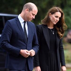 Ils l'ont particulièrement été dans ses derniers jours, quand sa santé déclinait sérieusement
Le prince William, prince de Galles, et Catherine (Kate) Middleton, princesse de Galles regardent les hommages floraux laissés par les membres du public aux portes de Sandringham House à Norfolk, Royaume Uni, le 15 septembre 2022, après la mort de la reine Elisabeth II. 