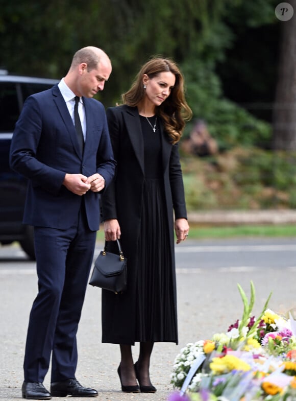 Ils l'ont particulièrement été dans ses derniers jours, quand sa santé déclinait sérieusement
Le prince William, prince de Galles, et Catherine (Kate) Middleton, princesse de Galles regardent les hommages floraux laissés par les membres du public aux portes de Sandringham House à Norfolk, Royaume Uni, le 15 septembre 2022, après la mort de la reine Elisabeth II. 