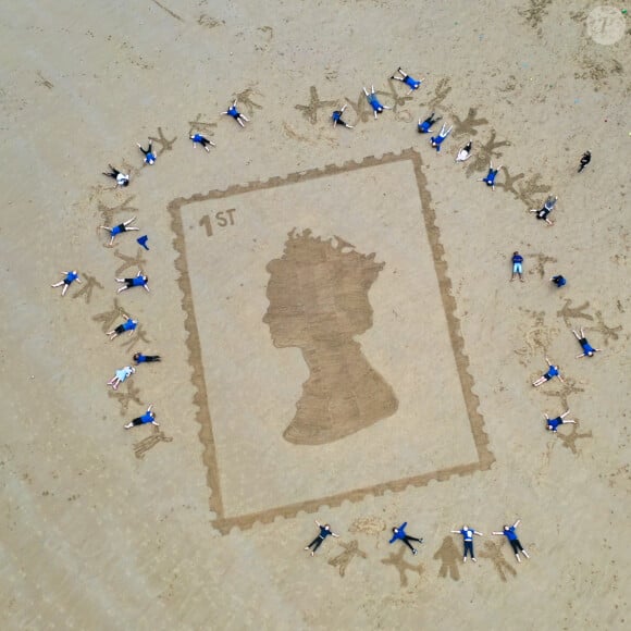 L'artiste Claire Eason crée un incroyable portrait de la reine Elizabeth II sur la plage de Bamburgh, Royaume Uni, le 13 septembre 2022. © Cover Images/Zuma Press/Bestimage 