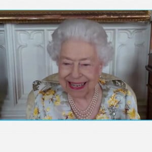 Ne voulant rien laisser paraître, Elizabeth II avait dû rassembler toutes ses forces pour apparaître sur le balcon du palais de Buckingham pour son jubilé
La reine Elisabeth II d'Angleterre inaugure l'unité Queen Elizabeth du Royal London Hospital par vidéoconférence depuis le château de Windsor, où la souveraine se repose depuis qu'elle a contracté le Covid-19 en février dernier. Elle fêtera son 96 ème anniversaire le 21 avril prochain. Le 11 avril 2022. 