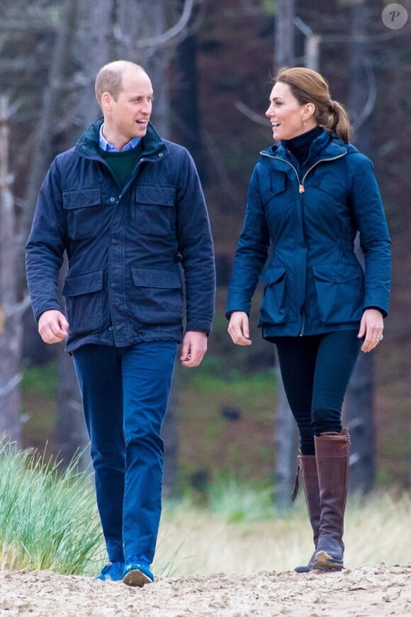 Elle ressentait "un immense réconfort" que le Prince William et son épouse Kate soient là et en bonne santé pour prendre la relève un jour. 
Archives : Kate Middleton et le prince William