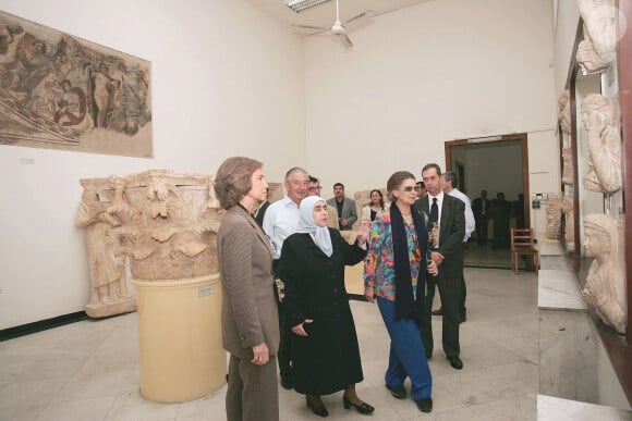 La reine Sofia d'Espagne visite avec son petit groupe et écoute les explications du prince Michel au Musée national, à Damas. Vacances anonymes de la reine Sofia d'Espagne, qui a passé cinq jours en Syrie en tant que simple touriste, seulement accompagnée de sa soeur la princesse Irena et de son cousin le prince Michel de Grèce et son épouse, et de quelques agents de sécurité. Balkis Press/ABACA.