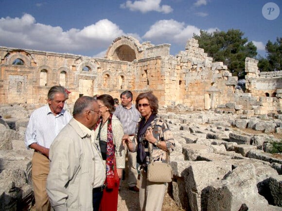 La reine Sofia d'Espagne sur le site de Saint-Siméon ou Qalaat Samaan, en Syrie, lors d'un séjour anonyme de cinq jours avec son cousin le prince Michel de Grèce. Press/ABACA.