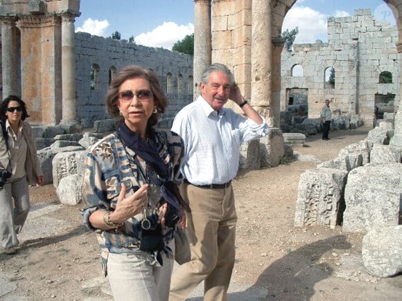 La reine Sofia d'Espagne sur le site de Saint-Siméon ou Qalaat Samaan, en Syrie, lors d'un séjour anonyme de cinq jours avec son cousin le prince Michel de Grèce. Press/ABACA.