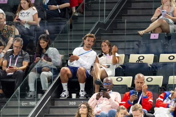 Antoine Griezmann et sa femme Erika Choperena assistent aux épreuve de gymnastique artistique lors des Jeux Olympiques de Paris 2024 (JO) au Palais omnisports Bercy Arena, à Paris, France, le 28 juillet 2024. © Jacovides-Perusseau/Bestimage