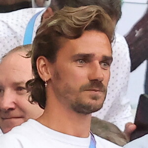 Les stars aux JO de Paris
Tony Estanguet, Antoine Griezmann - Les célébrités assistent à la Finale de Rugby à 7 opposant la France aux Fidji lors des Jeux Olympiques de Paris (JO) au Stade de France à Saint-Denis, Seine Saint-Denis. © Jacovides-Perusseau/Bestimage