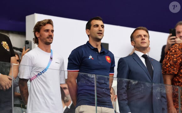 Antoine Griezmann, guest, Emmanuel Macron - Les célébrités assistent à la Finale de Rugby à 7 opposant la France aux Fidji lors des Jeux Olympiques de Paris 2024 (JO) au Stade de France à Saint-Denis, Seine Saint-Denis, le 27 juillet 2024. © Jacovides-Perusseau/Bestimage