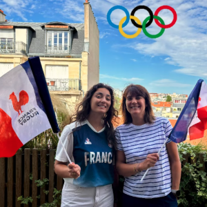 Estelle Denis et Victoire étaient aux couleurs de la France pour l'occasion
 
Estelle Denis et sa fille, Victoire aux JO de Paris, ce dimanche 28 juin 2024.