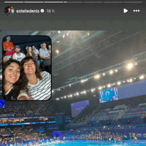 La mère et la fille ont finalement pu assister à ce moment d'histoire pour la natation française
 
Estelle Denis et sa fille, Victoire aux JO de Paris, ce dimanche 28 juin 2024.