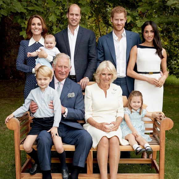 En 2021, notamment, Meghan Markle et Harry avaient alors publiquement accusé des membres du clan Windsor de racisme.
Photo de famille pour les 70 ans du prince Charles, prince de Galles, dans le jardin de Clarence House à Londres, Royaume Uni, le 14 novembre 2018. Le prince de Galles pose en famille avec son épouse Camilla Parker Bowles, duchesse de Cornouailles, et ses fils le prince William, duc de Cambridge, et le prince Harry, duc de Sussex, avec leurs épouses, Catherine (Kate) Middleton, duchesse de Cambridge et Meghan Markle, duchesse de Sussex, et les trois petits-enfants le prince George, la princesse Charlotte et le jeune prince Louis. 