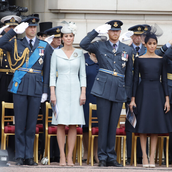 Le prince William, duc de Cambridge, Kate Catherine Middleton, duchesse de Cambridge, le prince Harry, duc de Sussex, Meghan Markle, duchesse de Sussex (habillée en Dior Haute Couture par Maria Grazia Chiuri) - La famille royale d'Angleterre lors de la parade aérienne de la RAF pour le centième anniversaire au palais de Buckingham à Londres. Le 10 juillet 2018 