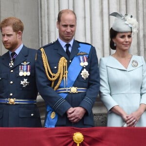 Meghan Markle, duchesse de Sussex, le prince Harry, duc de Sussex, le prince William, duc de Cambridge, Kate Catherine Middleton, duchesse de Cambridge - La famille royale d'Angleterre lors de la parade aérienne de la RAF pour le centième anniversaire au palais de Buckingham à Londres. Le 10 juillet 2018 