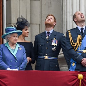 La reine Elisabeth II d'Angleterre, Meghan Markle, duchesse de Sussex, le prince Harry, duc de Sussex, le prince William, duc de Cambridge, Kate Catherine Middleton, duchesse de Cambridge - La famille royale d'Angleterre lors de la parade aérienne de la RAF pour le centième anniversaire au palais de Buckingham à Londres. Le 10 juillet 2018 