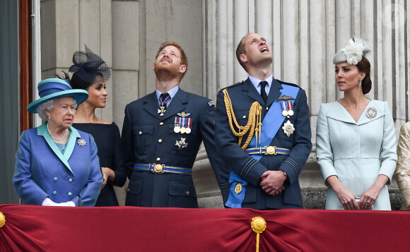 La reine Elisabeth II d'Angleterre, Meghan Markle, duchesse de Sussex, le prince Harry, duc de Sussex, le prince William, duc de Cambridge, Kate Catherine Middleton, duchesse de Cambridge - La famille royale d'Angleterre lors de la parade aérienne de la RAF pour le centième anniversaire au palais de Buckingham à Londres. Le 10 juillet 2018 