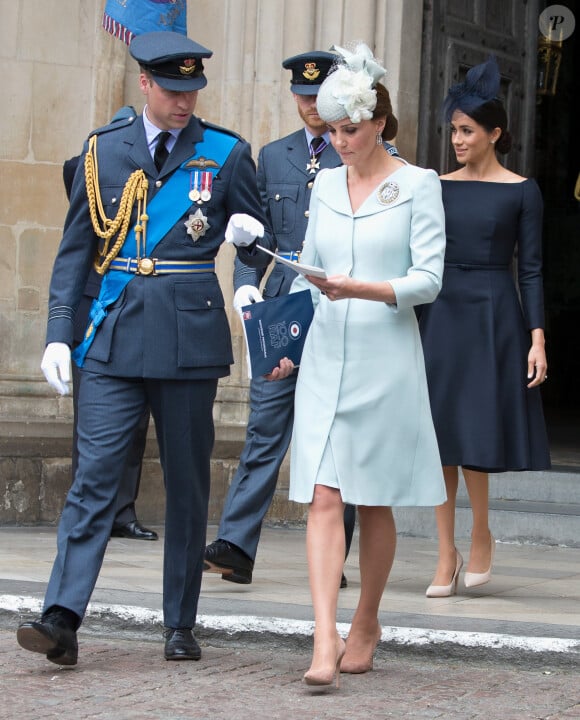 De quoi ulcérer Kate Middleton et le prince William, comme l'a rapporté Robert Jobson au "Dailymail". Si Buckhingam Palace est sorti du silence pour apaiser les choses, le couple aurait souhaité répondre vertement !
Le prince William, duc de Cambridge, Kate Catherine Middleton, duchesse de Cambridge, le prince Harry, duc de Sussex et Meghan Markle, duchesse de Sussex - La famille royale d'Angleterre à la sortie de l'abbaye de Westminster pour le centenaire de la RAF à Londres. Le 10 juillet 2018 