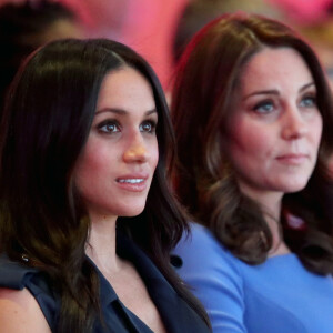 "La première version de la déclaration avait été beaucoup plus douce, mais William et Catherine avaient tous deux souhaité la durcir", apprend-t-on.
Meghan Markle et Catherine Kate Middleton (enceinte), duchesse de Cambridge lors du premier forum annuel de la Fondation Royale à Londres le 28 février 2018. 