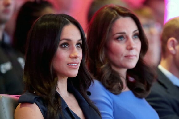 "La première version de la déclaration avait été beaucoup plus douce, mais William et Catherine avaient tous deux souhaité la durcir", apprend-t-on.
Meghan Markle et Catherine Kate Middleton (enceinte), duchesse de Cambridge lors du premier forum annuel de la Fondation Royale à Londres le 28 février 2018. 