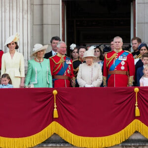 Le prince William, duc de Cambridge, et Catherine (Kate) Middleton, duchesse de Cambridge, le prince George de Cambridge, la princesse Charlotte de Cambridge, le prince Louis de Cambridge, Camilla Parker Bowles, duchesse de Cornouailles, le prince Charles, prince de Galles, la reine Elisabeth II d'Angleterre, le prince Andrew, duc d'York, le prince Harry, duc de Sussex, et Meghan Markle, duchesse de Sussex, la princesse Beatrice d'York, la princesse Eugenie d'York, la princesse Anne - La famille royale au balcon du palais de Buckingham lors de la parade Trooping the Colour 2019, célébrant le 93ème anniversaire de la reine Elisabeth II, Londres, le 8 juin 2019. 