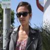 Jessica Alba dans les rues de Los Angeles avec une jolie robe estivale et un blouson de cuir. Le 23/03/10