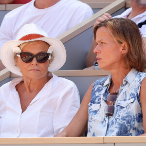 Muriel Robin et sa femme Anne Le Nen en tribunes de l'épreuve de tennis opposant Novak Djokovic à Rafael Nadal lors des Jeux Olympiques de Paris 2024 (JO) à Roland Garros, à Paris, France, le 29 juillet 2024. © Jacovides-Perusseau/Bestimage