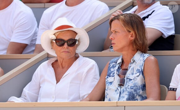 Muriel Robin et sa femme Anne Le Nen en tribunes de l'épreuve de tennis opposant Novak Djokovic à Rafael Nadal lors des Jeux Olympiques de Paris 2024 (JO) à Roland Garros, à Paris, France, le 29 juillet 2024. © Jacovides-Perusseau/Bestimage