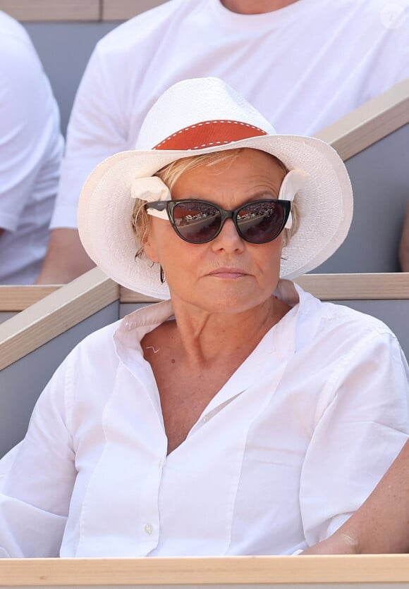 Muriel Robin en tribunes de l'épreuve de tennis opposant Novak Djokovic à Rafael Nadal lors des Jeux Olympiques de Paris 2024 (JO) à Roland Garros, à Paris, France, le 29 juillet 2024. © Jacovides-Perusseau/Bestimage