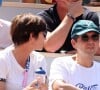  Le journaliste qui s'apprête à quitter France Télévisions a passé du bon temps dans les tribunes de Roland Garros dans le cadre des JO de Paris 2024.
Thomas Sotto en famille en tribunes de l'épreuve de tennis opposant Novak Djokovic à Rafael Nadal lors des Jeux Olympiques de Paris 2024 (JO) à Roland Garros, à Paris, France, le 29 juillet 2024. © Jacovides-Perusseau/Bestimage