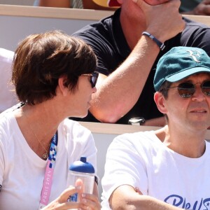  Le journaliste qui s'apprête à quitter France Télévisions a passé du bon temps dans les tribunes de Roland Garros dans le cadre des JO de Paris 2024.
Thomas Sotto en famille en tribunes de l'épreuve de tennis opposant Novak Djokovic à Rafael Nadal lors des Jeux Olympiques de Paris 2024 (JO) à Roland Garros, à Paris, France, le 29 juillet 2024. © Jacovides-Perusseau/Bestimage