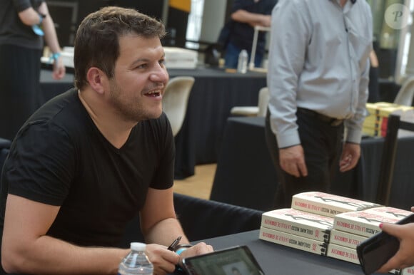 Guillaume Musso en séance de dédicace lors du 1er Forum Fnac Livres organisé au Carreau du Temple à Paris, le 2 septembre 2016.