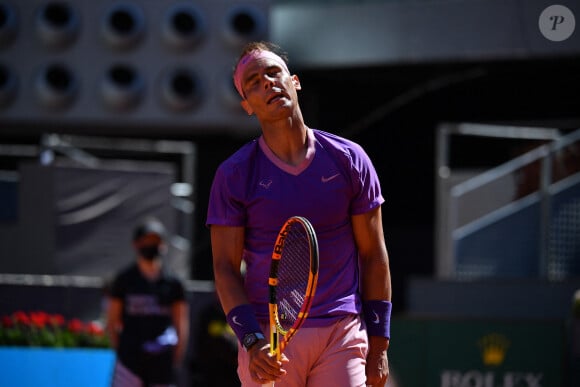 Rafael Nadal bat son compatriote, Carlos Alcaraz (6 - 1, 6 - 2), le jour de son 18 ème anniversaire, lors du tournoi de Madrid, le 5 mai 2021.