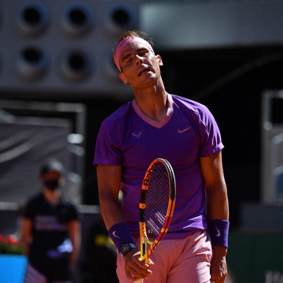 Rafael Nadal bat son compatriote, Carlos Alcaraz (6 - 1, 6 - 2), le jour de son 18 ème anniversaire, lors du tournoi de Madrid, le 5 mai 2021.