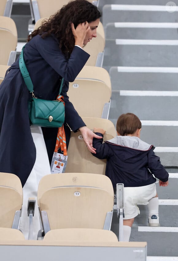 Xisca Perello (femme de Rafael Nadal) et son fils Rafael Junior - La famille de Rafael Nadal (Rafa) dans les tribunes pour le premier tour des Internationaux de France de tennis de Roland Garros 2024 opposant Rafael Nadal (Rafa) à Alexander Zverev, à Paris, France, le 27 mai 2024. © Jacovides-Moreau/Bestimage