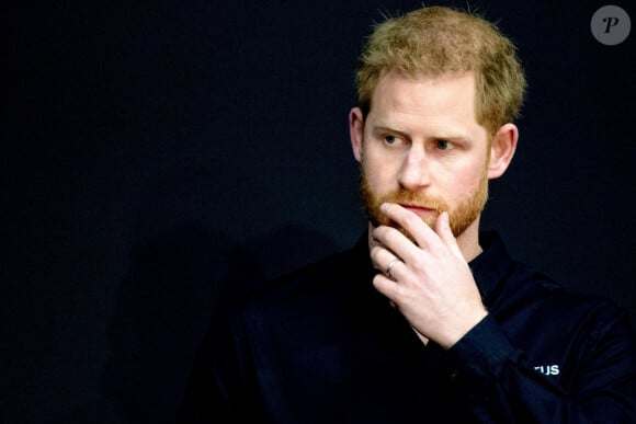 Le prince Harry se déplace à La Haye quelques jours après la naissance de son premier enfant Archie pour une conférence pour la prochaine compétition Invictus Games qui se déroulera aux Pays-Bas. Il a été reçu par la princesse Margriet des Pays-Bas. Invictus Games est une compétition multisports pour les soldats et vétérans de guerre blessés et handicapés, s'inspirant des jeux paralympiques, ils tirent leur nom du poème Invictus de William Ernest Henley ; le slogan, I AM, renvoie d'ailleurs aux deux derniers vers du poème. La Haye, le 9 mai 2019. 