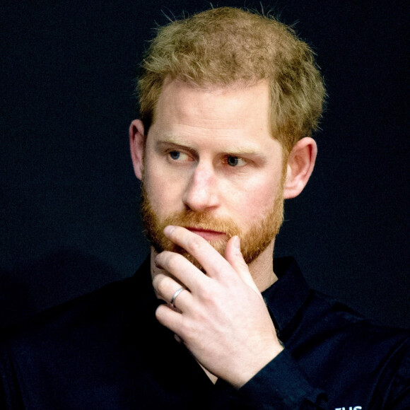 Le prince Harry se déplace à La Haye quelques jours après la naissance de son premier enfant Archie pour une conférence pour la prochaine compétition Invictus Games qui se déroulera aux Pays-Bas. Il a été reçu par la princesse Margriet des Pays-Bas. Invictus Games est une compétition multisports pour les soldats et vétérans de guerre blessés et handicapés, s'inspirant des jeux paralympiques, ils tirent leur nom du poème Invictus de William Ernest Henley ; le slogan, I AM, renvoie d'ailleurs aux deux derniers vers du poème. La Haye, le 9 mai 2019. 