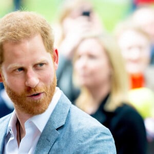 Le prince Harry se déplace à La Haye quelques jours après la naissance de son premier enfant Archie pour une conférence pour la prochaine compétition Invictus Games qui se déroulera aux Pays-Bas. Il a été reçu par la princesse Margriet des Pays-Bas. Invictus Games est une compétition multisports pour les soldats et vétérans de guerre blessés et handicapés, s'inspirant des jeux paralympiques, ils tirent leur nom du poème Invictus de William Ernest Henley ; le slogan, I AM, renvoie d'ailleurs aux deux derniers vers du poème. La Haye, le 9 mai 2019. 